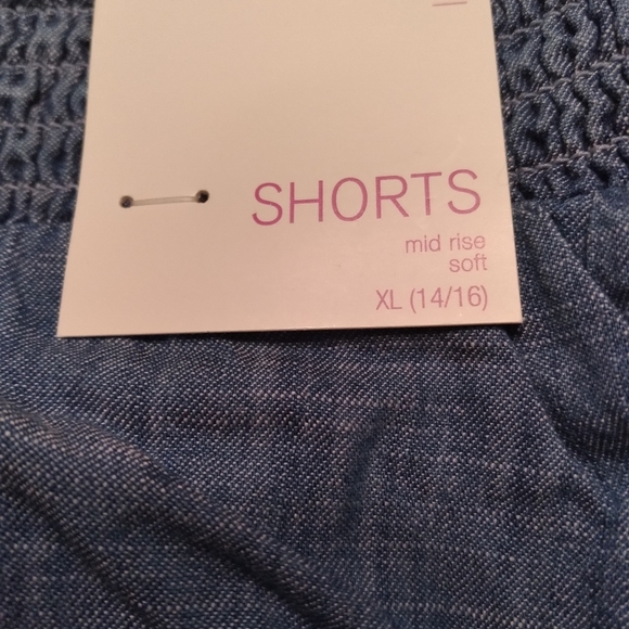 Women's shorts - Picture 3 of 4